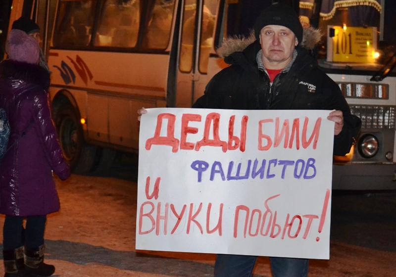 «Фашизм на Украине не пройдёт!». Алтайские комсомольцы проводят одиночные пикеты 