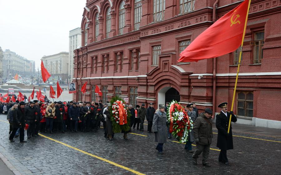 5 марта по случаю 61-й годовщины со дня кончины Генералиссимуса СССР И.В. Сталина ЦК и МГК КПРФ возложили цветы к его могиле у Кремлевской стены