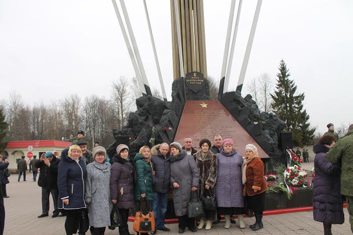 Венки и живые цветы возложили к памятнику 6-й роте коммунисты Псковского областного отделения КПРФ