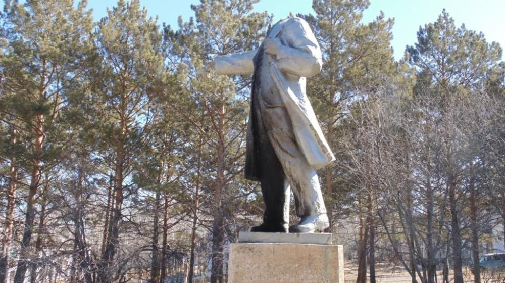 Забайкальский край. В поселке Первомайский Шилкинского района вандалы изуродовали и подожгли памятник В.И. Ленину