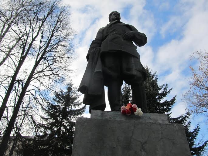 Цветы к памятнику Я.М.Свердлову в Костроме