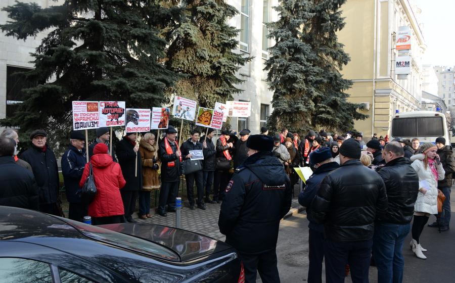 «Нет фашизму на Украине!». В Москве возле посольства братской республики состоялась встреча с депутатами фракции КПРФ