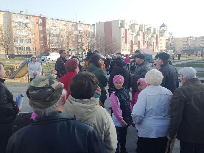 Белгородская область. Депутаты-коммунисты встали на защиту детской площадки: в центре городского поселения Разумное прошел массовый сход граждан