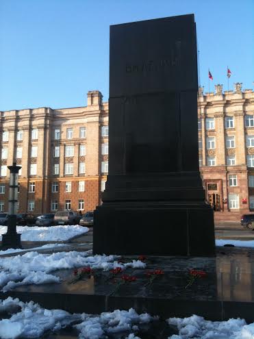 В годовщину сноса памятника В.И. Ленину в Белгороде, на главной улице города появился баннер – «Ленин жив!»