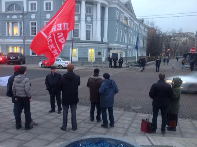 Московские коммунисты провели пикет у здания Представительства Европейского Союза в России