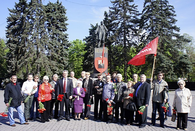 Ростовские коммунисты и сторонники партии возложили цветы к памятникам В.И. Ленину
