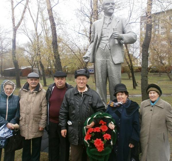Алтайские коммунисты 22 апреля провели субботники и отремонтировали памятники Ленину 