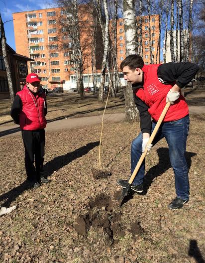 День космонавтики коммунисты города-героя Тулы отметили ударным субботником под советскую музыку на улице имени Юрия Гагарина