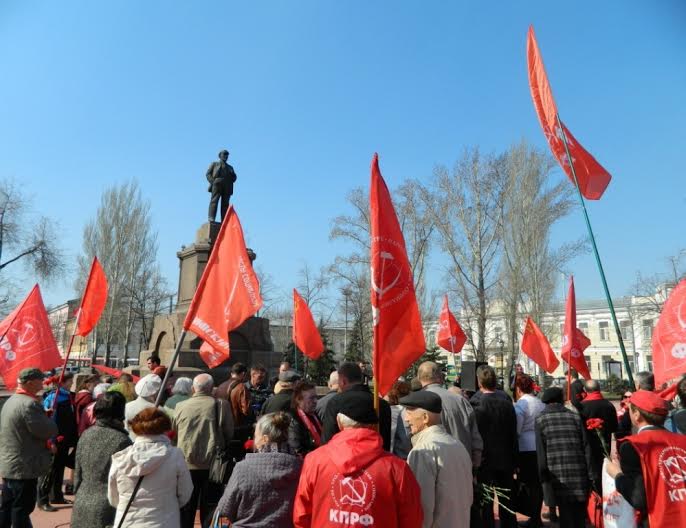 В Самаре коммунисты возложили цветы к памятнику В.И. Ленину