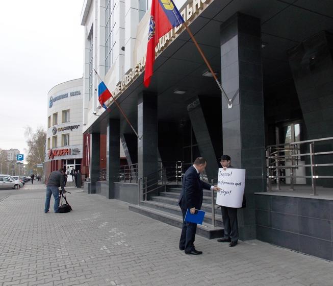 «Ограничение избирательных прав до Киева доведет!». Барнаульские комсомольцы пикетировали Парламентский центр