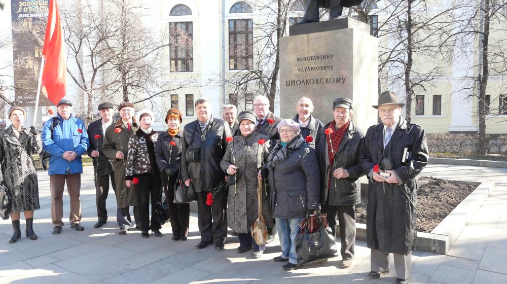 В День космонавтики рязанские коммунисты возложили цветы к памятнику К.Э. Циолковскому