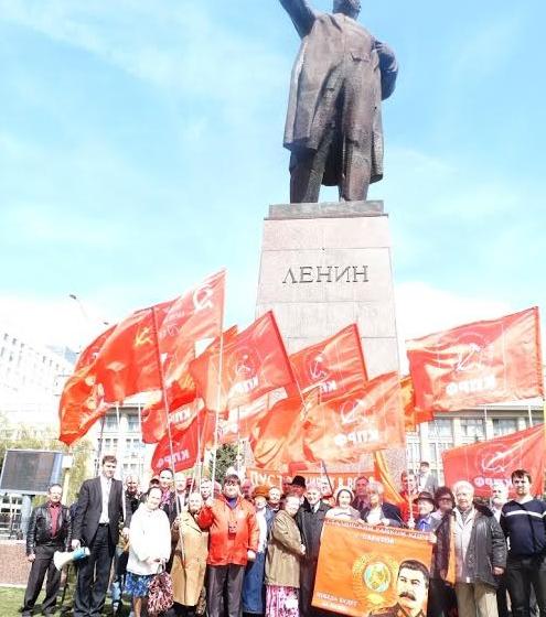 Саратовские коммунисты возложили цветы к памятникам В.И. Ленину