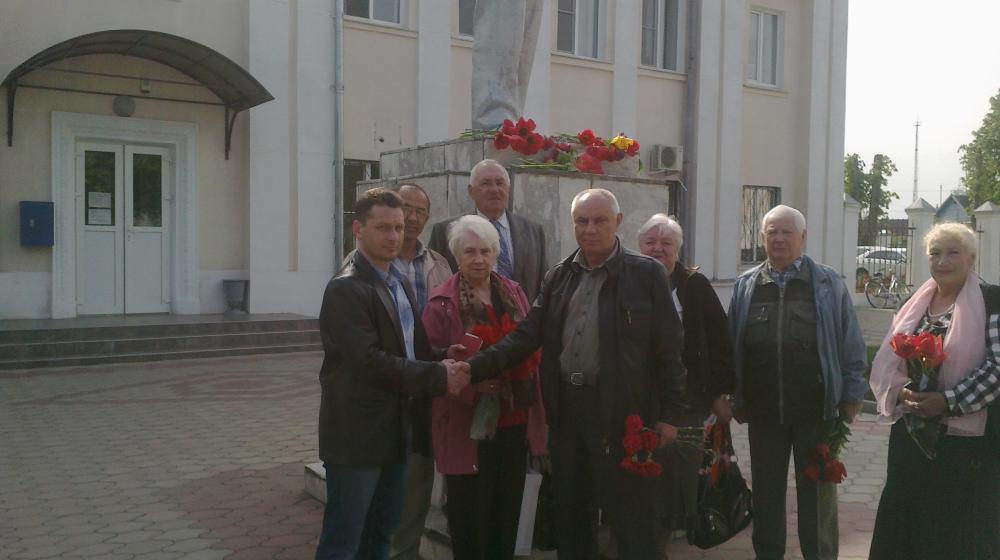 Краснодарский край. В Гулькевичи возложили цветы к памятнику В.И. Ленина