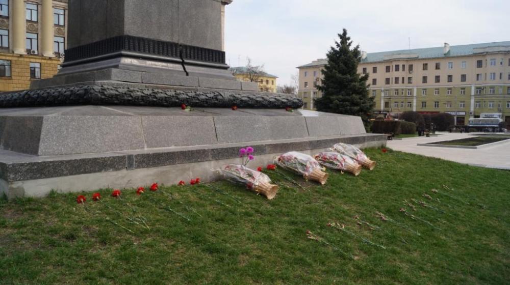 Пензенские коммунисты возложили цветы к памятнику В.И. Ленину