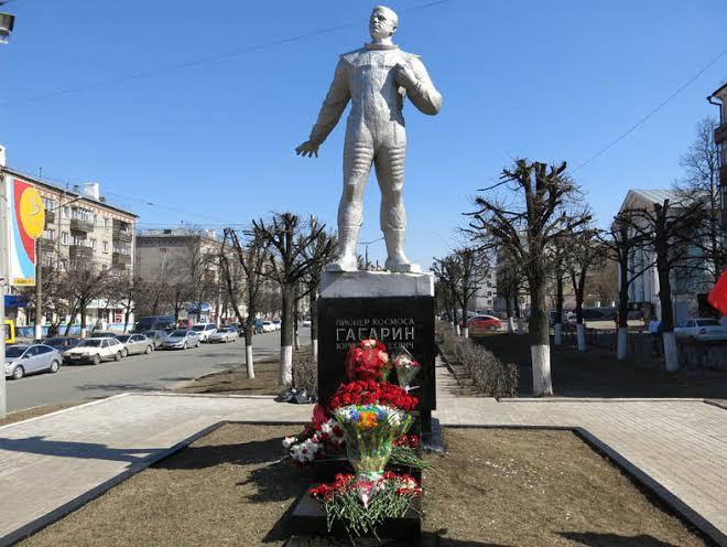 Республика Чувашия, Чебоксары. Цветы пионерам космоса