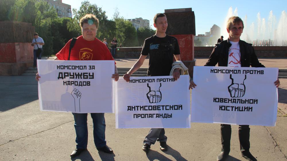 Участники комсомольского автопробега "Саратов-Самара-Пенза" проводят интересные встречи на саратовской земле