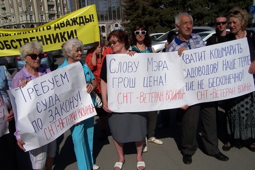 «Надоело враньё!», «Хватит хапать!» Пикет обманутых дольщиков прошел в Казани