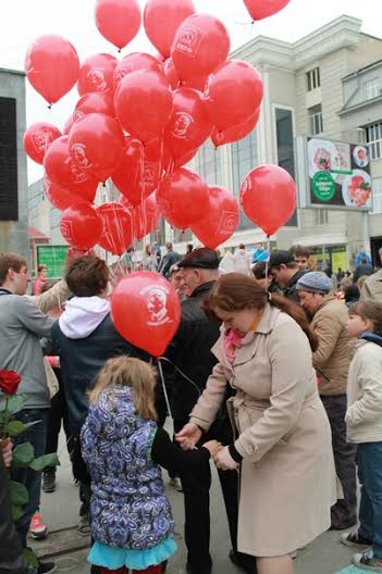 Мы знаем, как выглядит Знамя Победы и кто эксперт в спорах с бандеровцами! Победная акция свердловских коммунистов