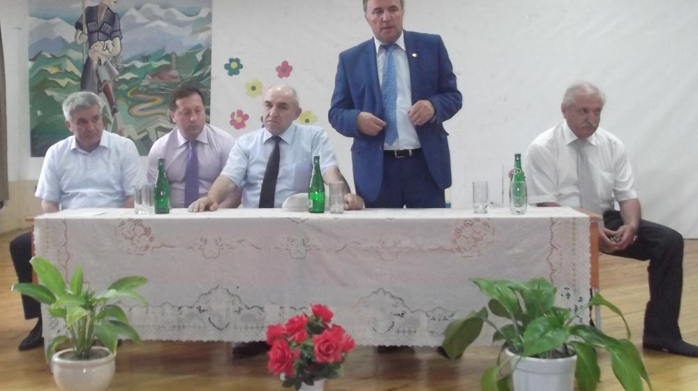 Дагестан. Депутаты-коммунисты подарили воспитанникам детского дома телевизор