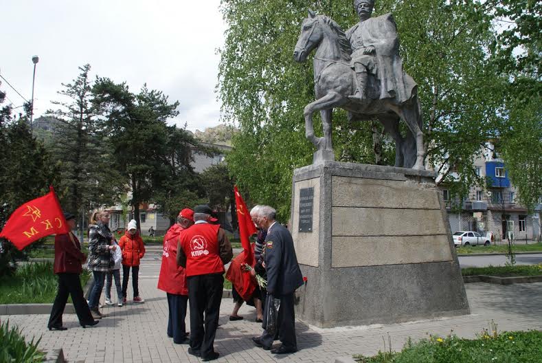 По городам, селам, станицам и аулам с ветерком под красным знаменем! 1 мая 2014 года в Карачаево-Черкесии состоялись шествия и возложения цветов, объединенные массовым автопробегом