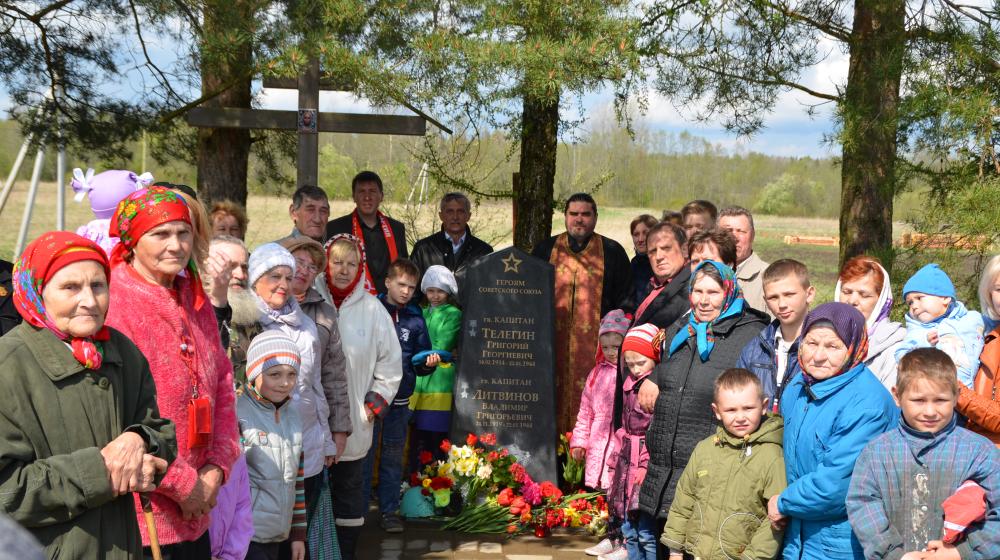 Новгородские коммунисты приняли участие в ремонте памятника героям Великой Отечественной Войны