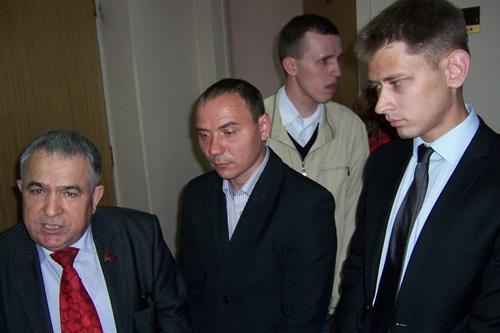 Казанское "правосудие". Суд назначил штраф коммунисту Р.Р. Гайфуллову за прогулку по тротуару с красным флагом 