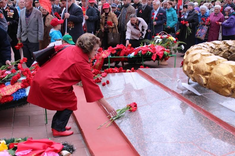 В Саратове состоялось возложение венков на Воскресенском мемориальном кладбище