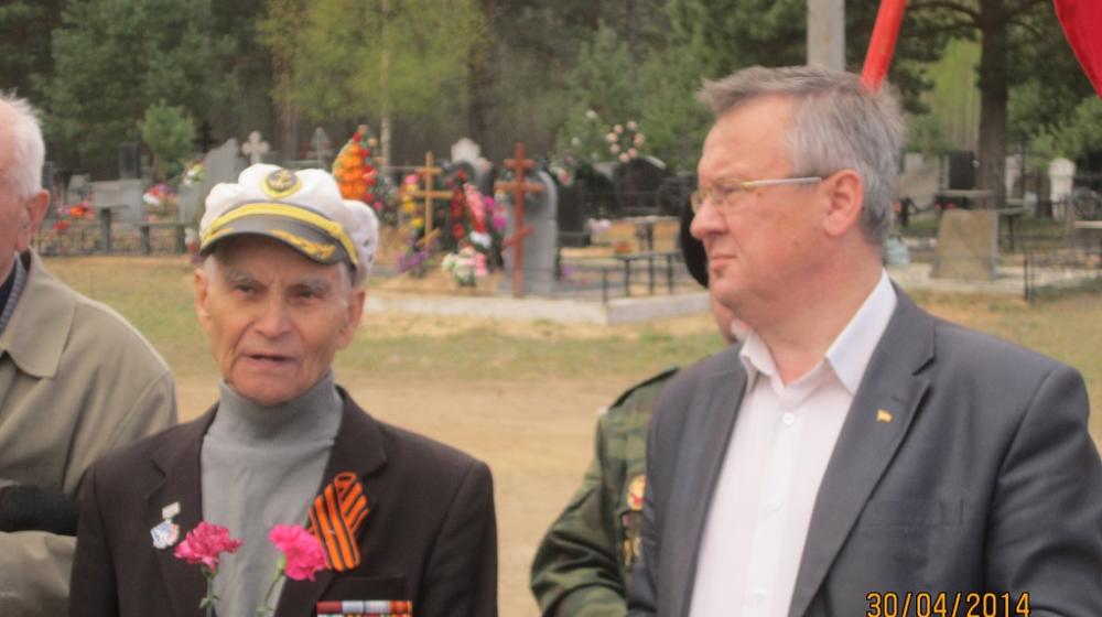 Делегации псковских коммунистов, депутатов, представителей общественных организаций поклонились могиле Почетного гражданина города Воинской Славы Пскова Михаила Минина