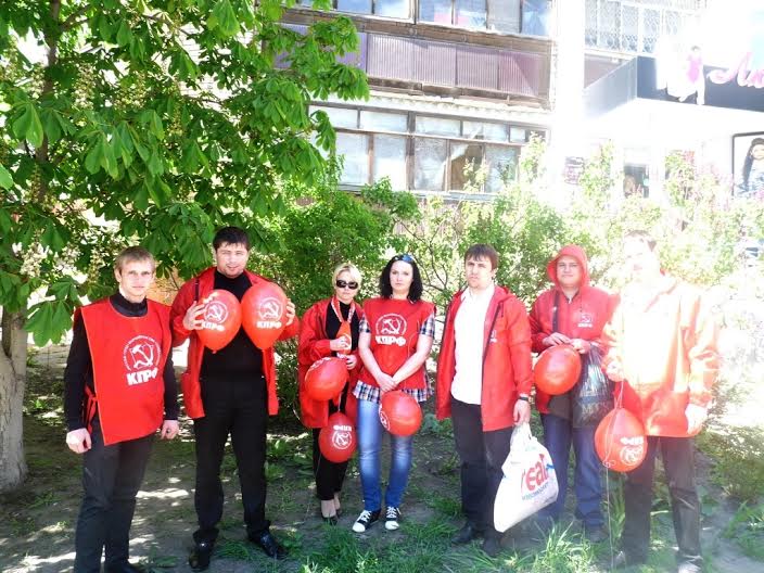 Активисты КПРФ украсили Саратов ко Дню Победы