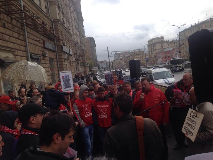 «Фашизм не пройдет! Победа будет за нами!». Депутаты-коммунисты встретились с гражданами возле посольства США в Москве 