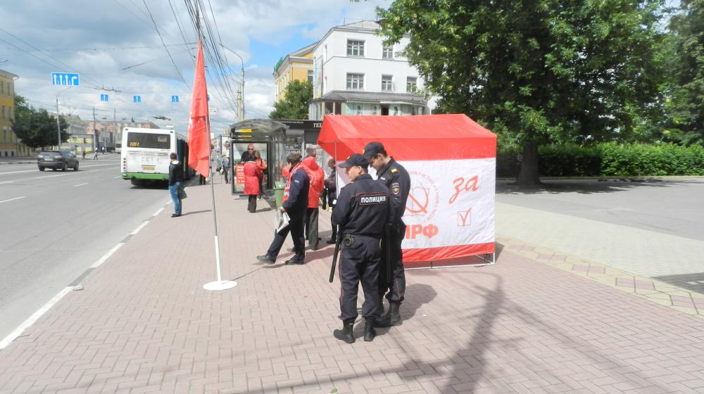 «Нет фашизму на Украине!».  Пикет рязанских коммунистов в поддержку населения Донецкой и Луганской Народных Республик 