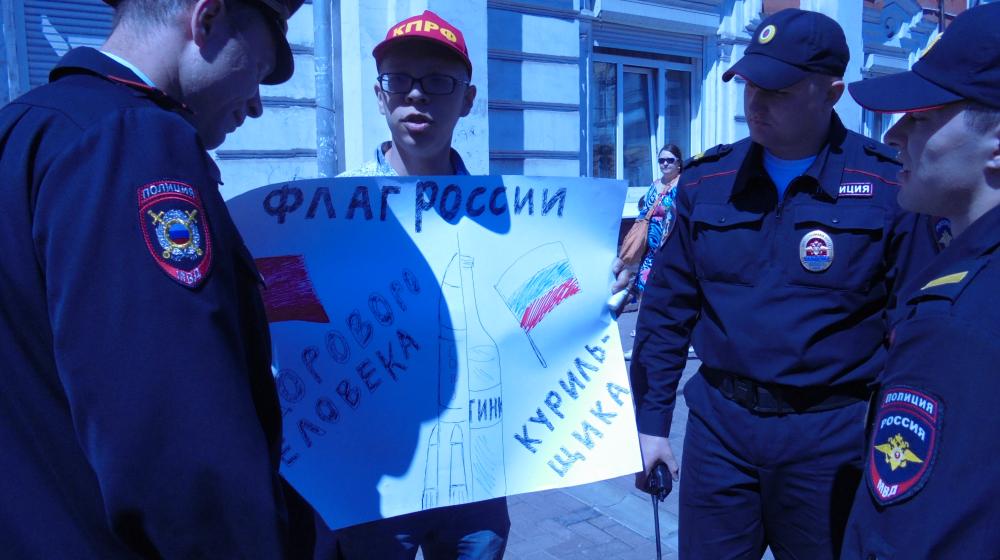 Иркутская область. Коммунисты и комсомольцы 12 июня встретили одиночными пикетами "либеральную" колонну 