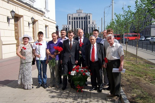 Татарстан. Коммунисты в праздник русского языка в Казани возложили цветы к памятнику А.С. Пушкина