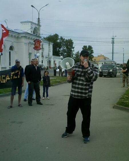 Новгородские коммунисты и комсомольцы провели митинг в защиту жителей Донбасса