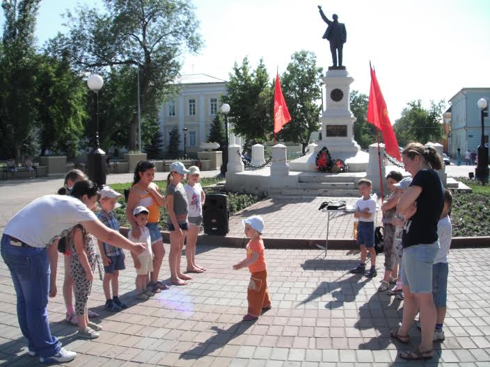 В Оренбурге коммунисты и комсомольцы отметили День защиты детей 