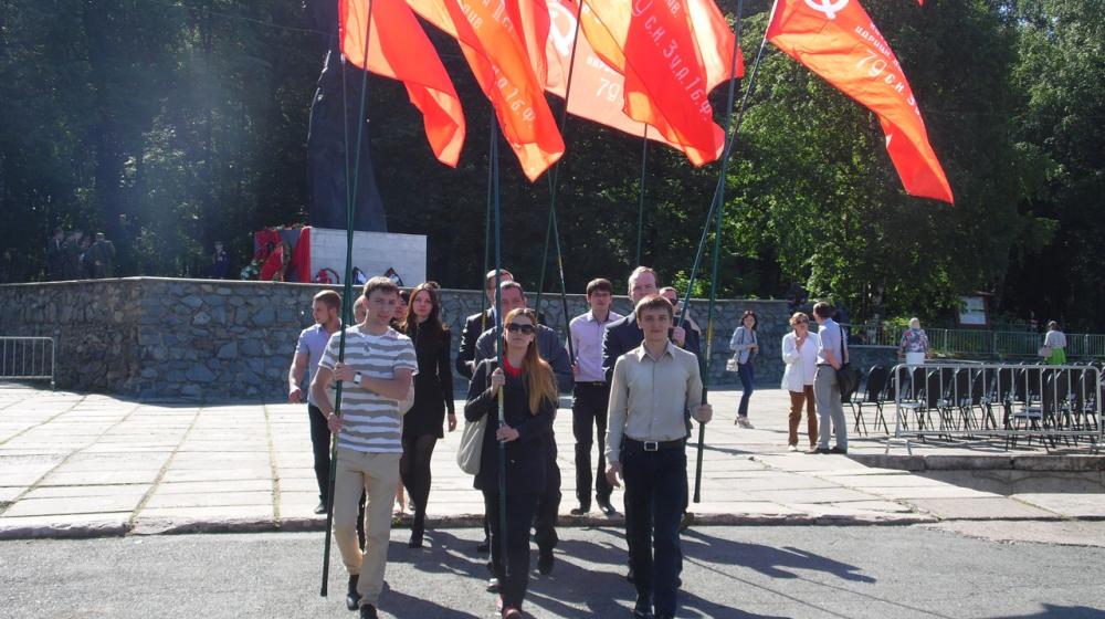 День памяти и скорби: В Перми коммунисты возложили цветы к монументу «Скорбящая»
