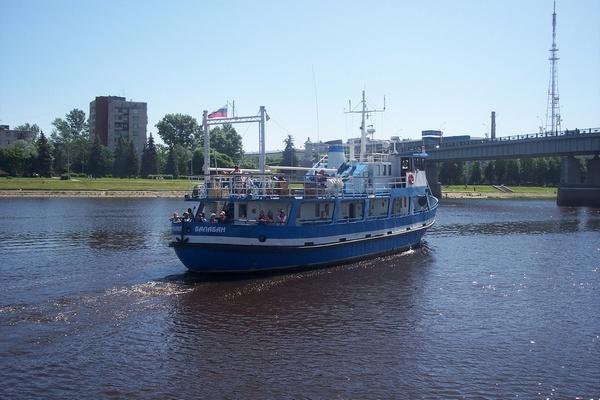 «Красный теплоход». Новгородские пионеры посетили клуб юных моряков и совершили прогулку на теплоходе