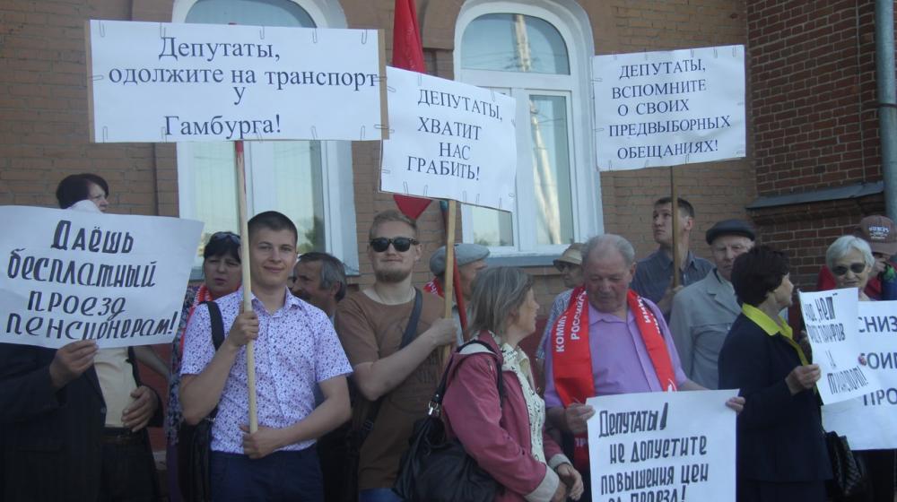 Омские коммунисты провели пикеты с требованием «заморозить» цены за проезд в общественном транспорте