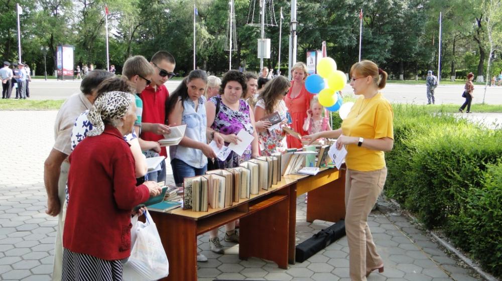 Амурский комсомол провел акцию «Книга против деградации»