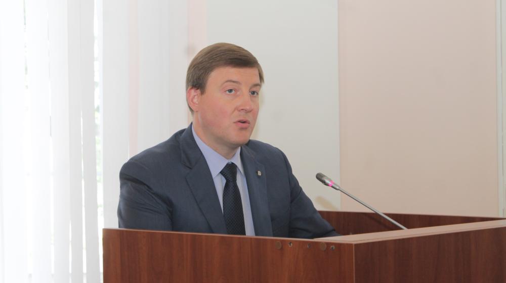 Лидер псковских коммунистов Александр Рогов подверг резкой критике экономическую и социальную политику губернатора области
