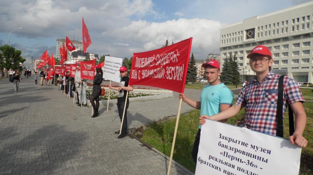 «Остановить кровавую бойню на Украине!». Пермские коммунисты провели пикет в защиту жителей Юго-Востока Украины