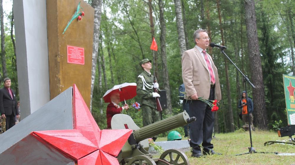 Кандидат в губернаторы Псковской области Александр Рогов возложил цветы к мемориалу партизан подпольщиков