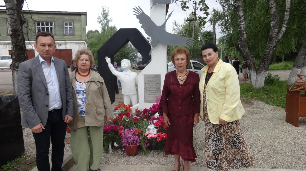 Костромская область. В городе Чухломе открыт памятник «детям войны»