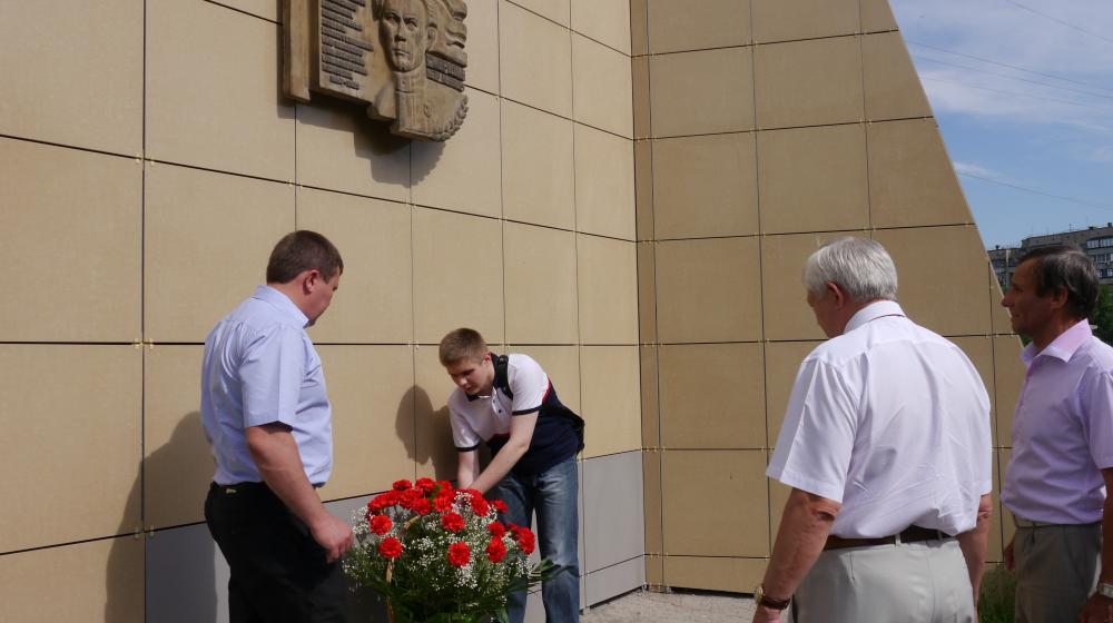 По требованию коммунистов в Липецке возвратили на прежнее место мемориальную доску комсомольского вожака Петра Смородина