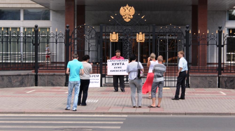«Саратовская хунта хуже киевской!». Одиночные пикеты коммунистов в Саратове