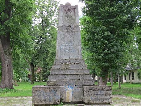 "Майданутые вандалы". В Польше снесли памятник бойцам Красной Армии