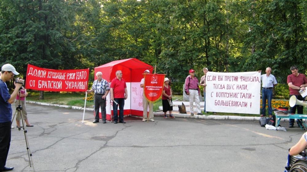 «Долой кровавые руки НАТО от братской Украины!". Коммунисты Барнаула продолжают акции в поддержку юго-востока Украины