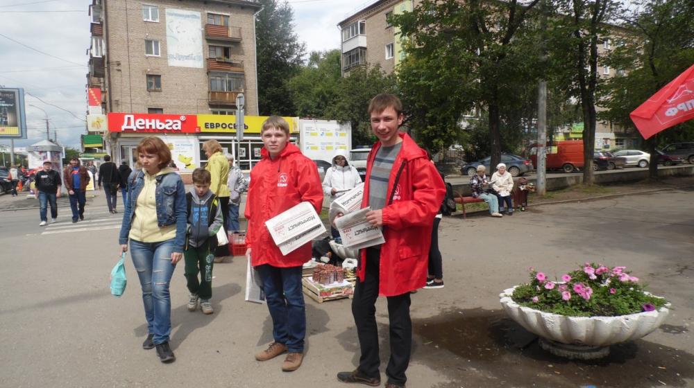 Пермский край. Коммунисты организовали пикет по сбору гуманитарной помощи Юго-Востоку Украины в Мотовилихе