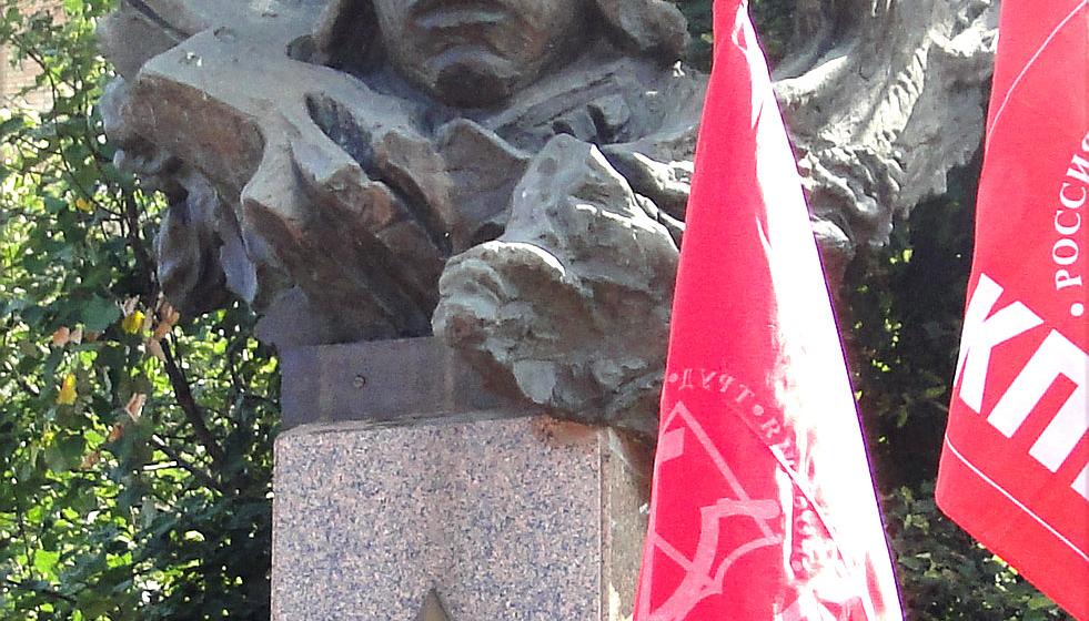 «Коммунисты Украины, мы с вами!». Пикет курских коммунистов