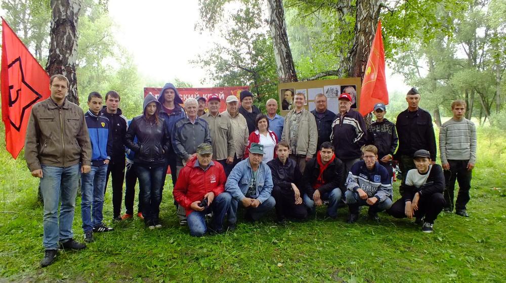 Алтайские комсомольцы осваивали марксизм и учились стрелять в летнем лагере